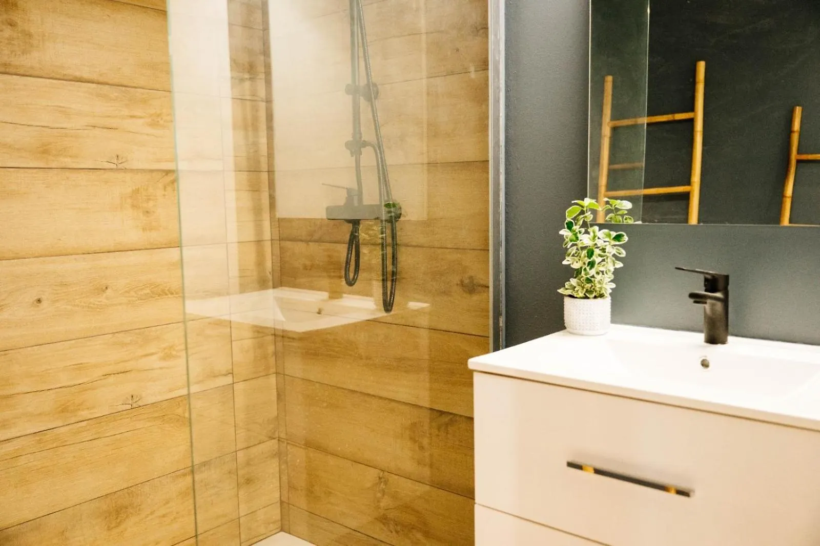 Votre Oasis De Tranquillite Proche De La Ville T2 Entierement Renove Et Equipe Secteur Centre Fort-de-France